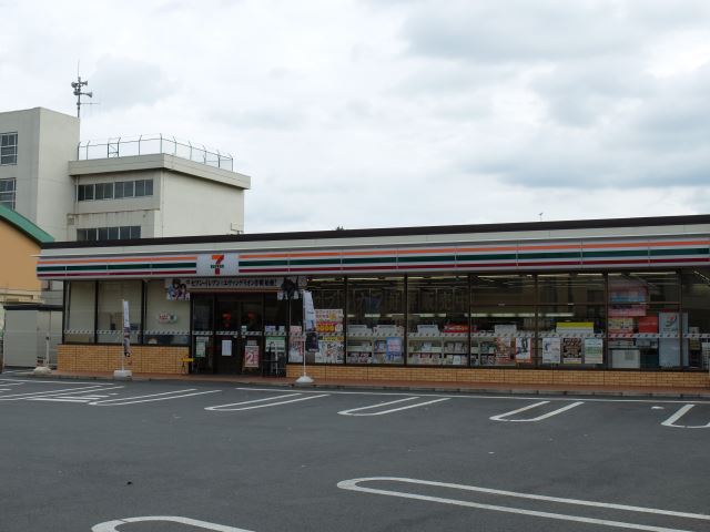 コンビニ　セブンイレブン（コンビニ）まで690m