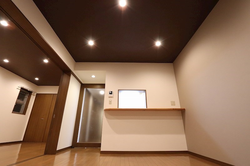 建物外観　ダウンライトで天井すっきり！