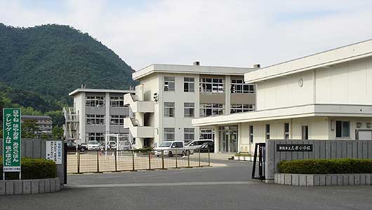 小学校　舞鶴市立志楽小学校（小学校）まで1738m