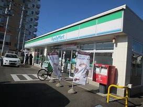 コンビニ　ファミリーマート三百人町店（コンビニ）まで400m