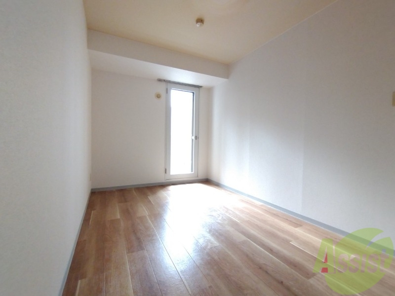 その他部屋・スペース　寝室はこちらです。光が差し込む、温かみのあるお部屋です。