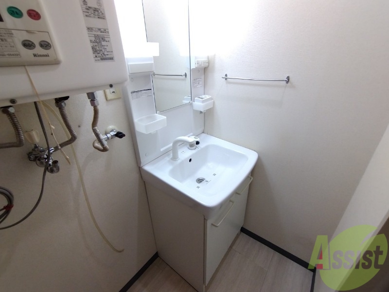 洗面設備　独立洗面台です。大きくてよいですね。シャンプーもできます。