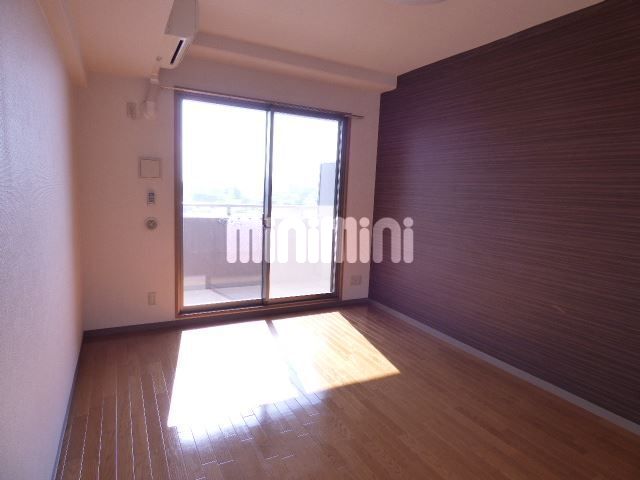 居室・リビング　日当りのいい明るいお部屋です。