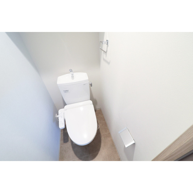 トイレ　落ち着いた色調のトイレです