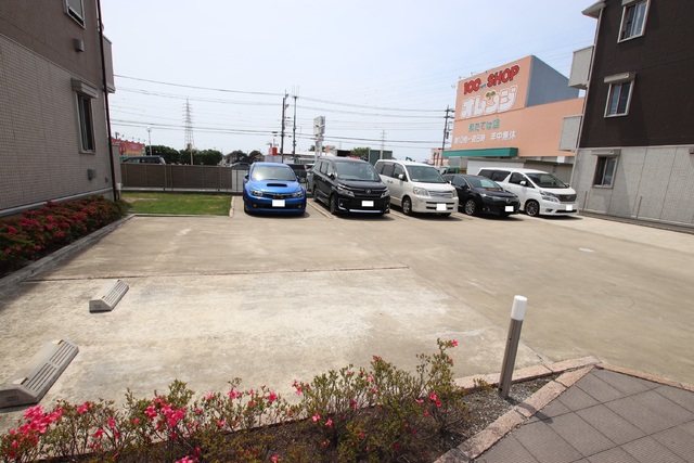 駐車場　敷地内に駐車場あります