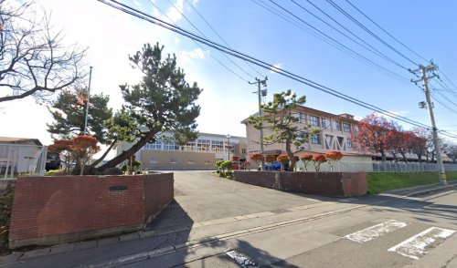 中学校　弘前市立第五中学校（中学校）まで690m