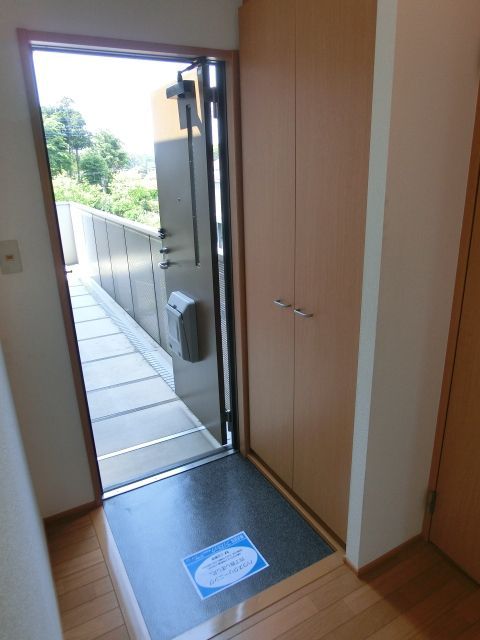 玄関　※同タイプ２階の参考写真です　現況優先