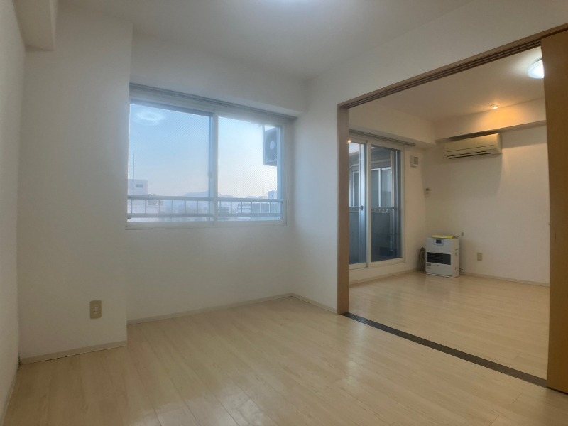 その他部屋・スペース　５．８帖の寝室です。温かみのあるお部屋です。