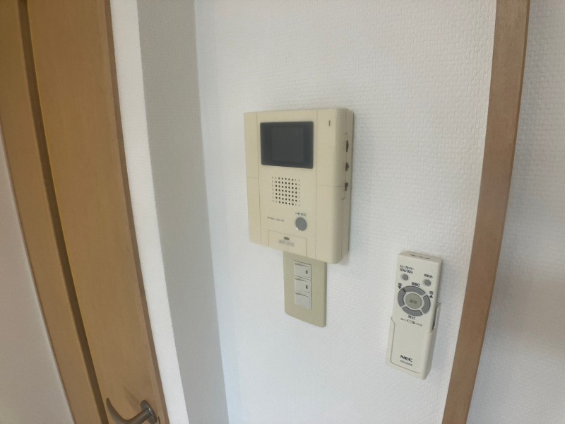 セキュリティ　モニター付インターホンです。来客者の顔が見えるので安心！