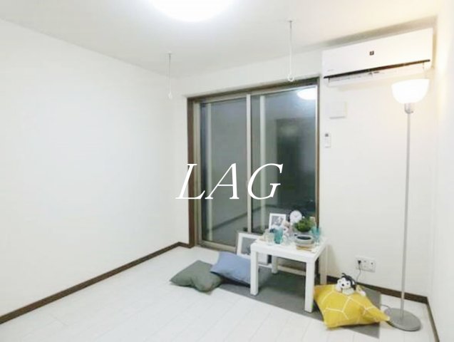 居室・リビング　洋室のお部屋（モデルルーム）です。