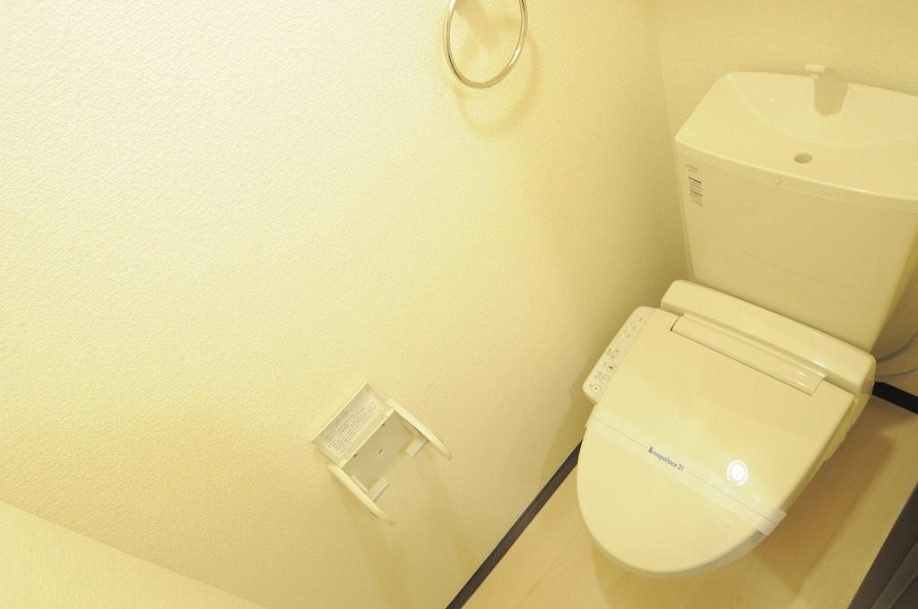 トイレ　快適な温水洗浄便座付きトイレになります。