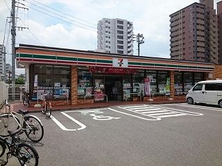 コンビニ　セブンイレブン（コンビニ）まで130m