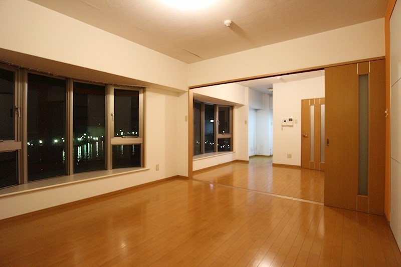 居室・リビング　窓が大きな開放感のあるお部屋です。
