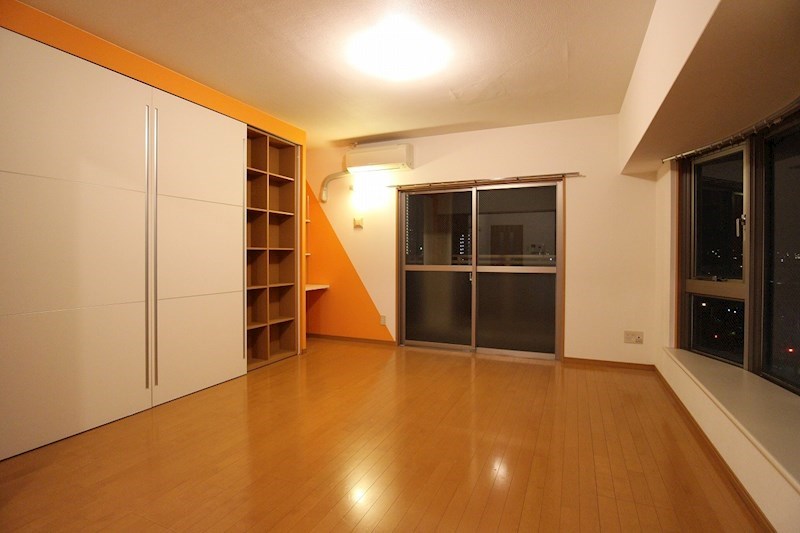 その他部屋・スペース　収納も壁面いっぱいにあるお部屋です。