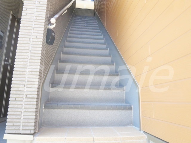 その他共有部分　お部屋に上がる階段です☆