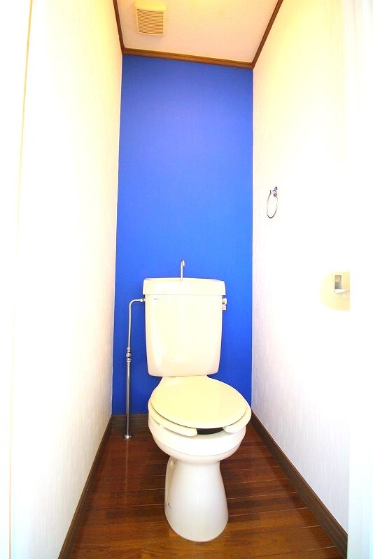 トイレ　落ち着いた色調のトイレです