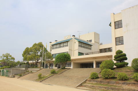 中学校　河内長野市立東中学校（中学校）まで876m