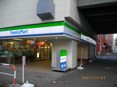 コンビニ　ファミリーマート札幌北6条西7丁目店（コンビニ）まで253m