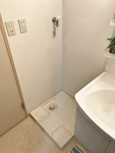 その他設備　洗面所にある室内洗濯機置き場です♪防水パンがあるので万が一の