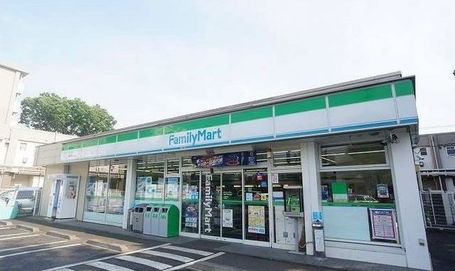 コンビニ　ファミリーマート（コンビニ）まで550m