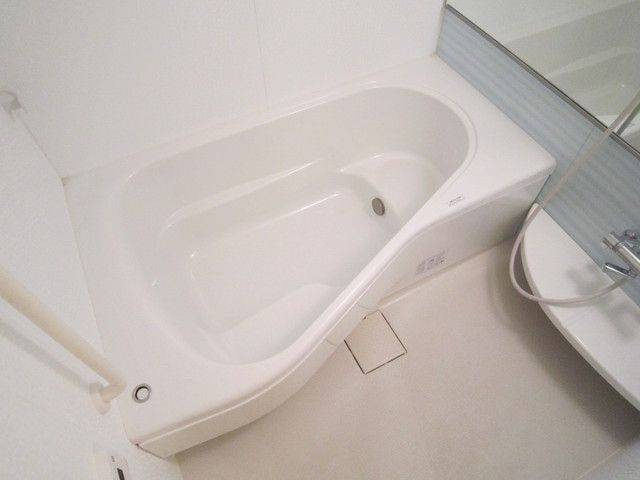 バス・シャワールーム　広々1坪バス、追い焚き完備