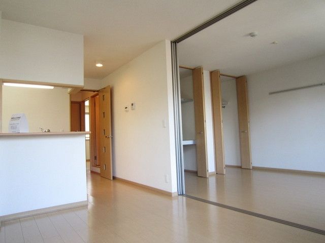 居室・リビング　エアコン完備、明るいＬＤＫです