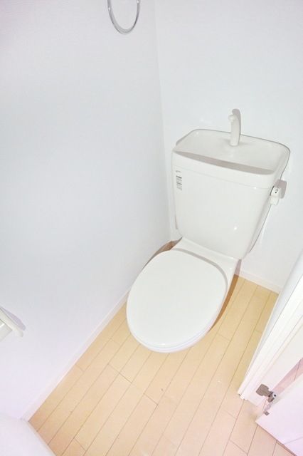 東急田園都市線 鷺沼駅 徒歩15分 4階建 築19年のトイレ写真