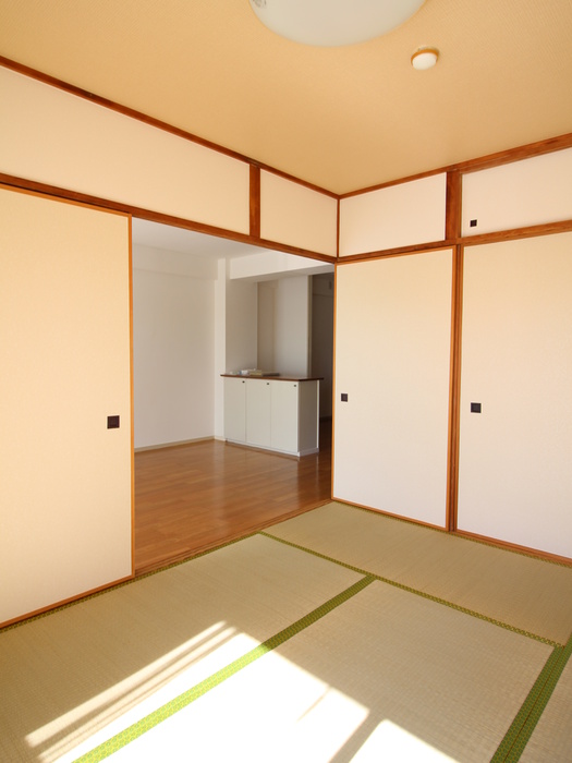 綱島ヒミコマンションの居間写真