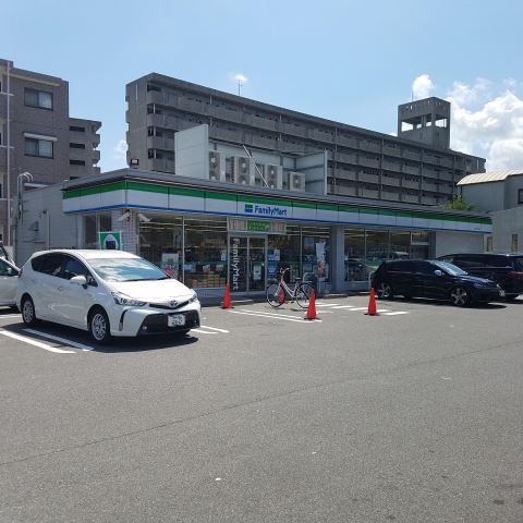 コンビニ　ファミリーマート（コンビニ）まで20m
