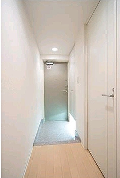 玄関　写真は同タイプ住居です。
