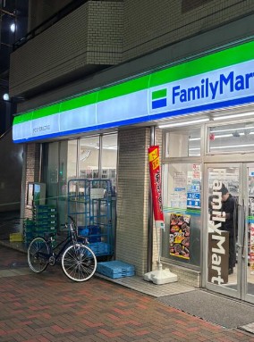 コンビニ　ファミリーマート伊豆屋下目黒三丁目店（コンビニ）まで199m