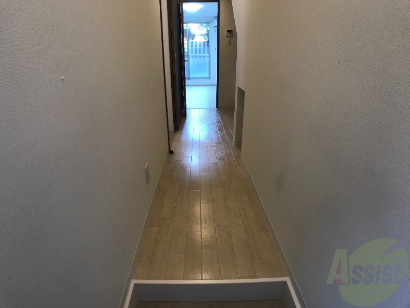 玄関　玄関からの様子です。すぐ部屋が見えないのは安心ですね。