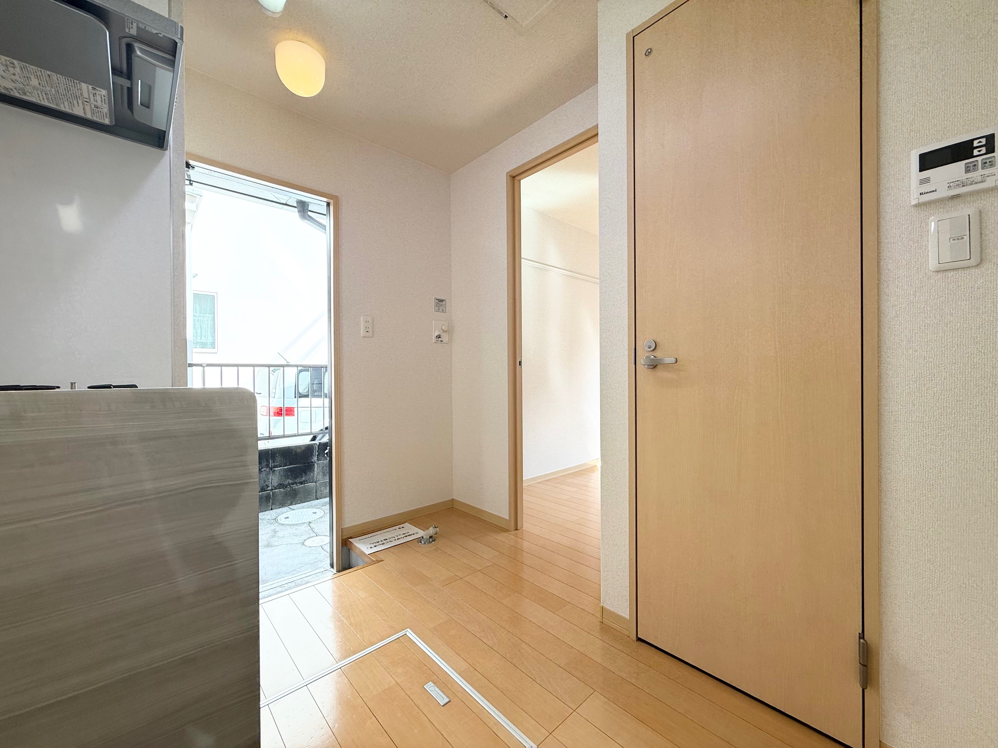 その他　玄関を開けると横に洗濯機置き場があります！！