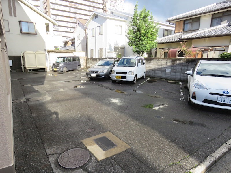 【近江八幡市中村町のマンションの駐車場】