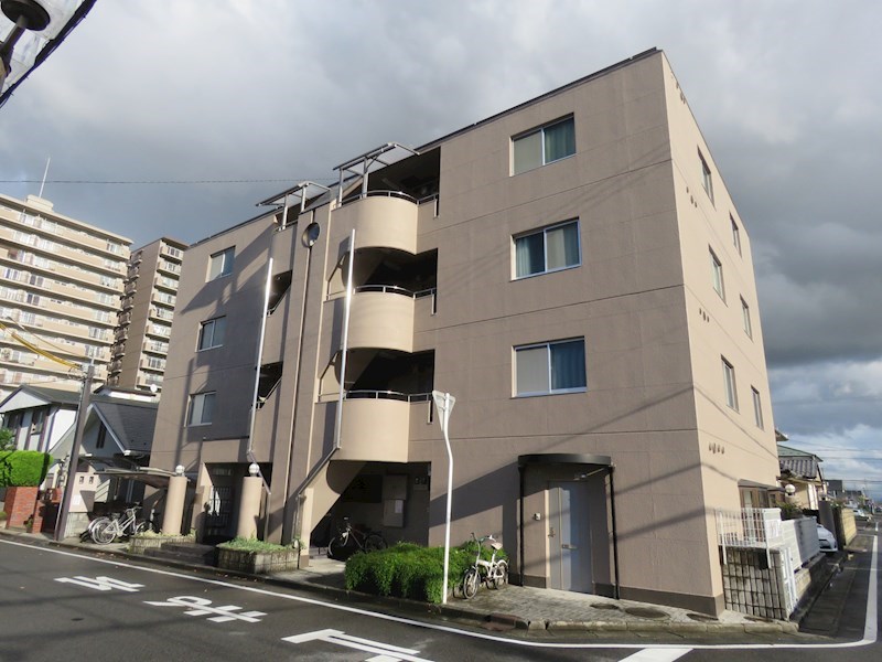 近江八幡市中村町のマンションの建物外観