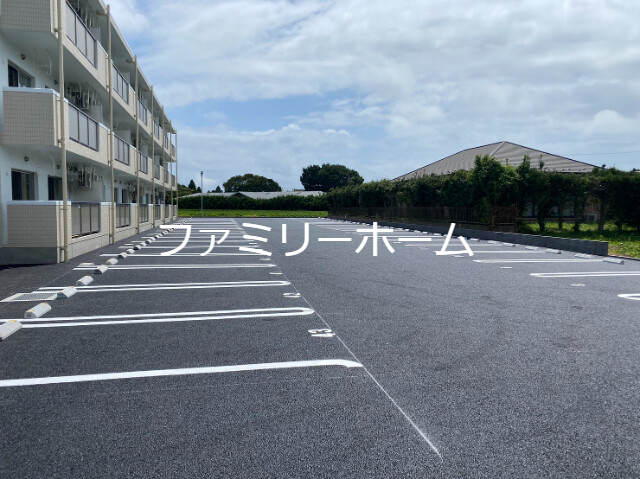 【鉾田市安塚のマンションの駐車場】
