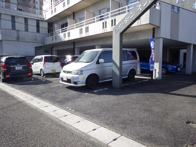 【レジデンスＴＬ・西荘の駐車場】