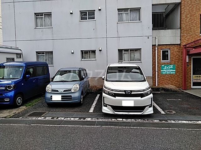 【松戸市稔台のマンションの駐車場】