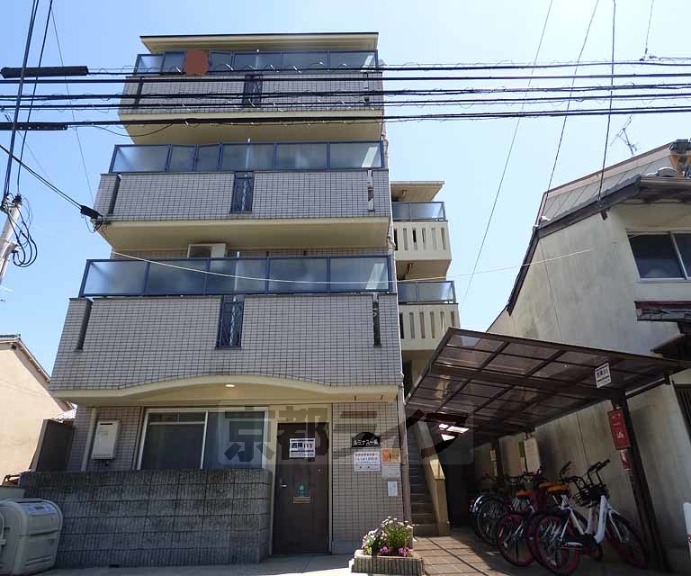 京都市上京区南新在家町のマンションの建物外観