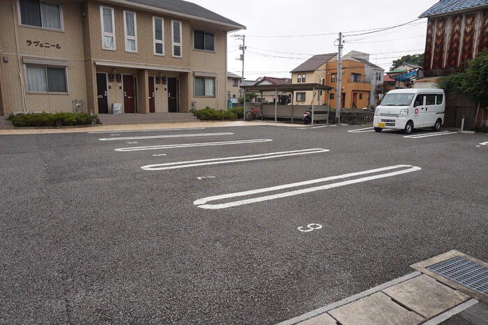 【ラヴェニールの駐車場】