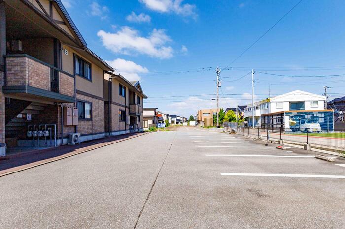 【高岡市姫野のアパートの駐車場】