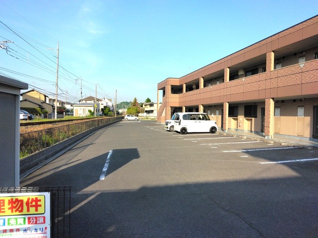 【福山市神辺町のアパートの駐車場】