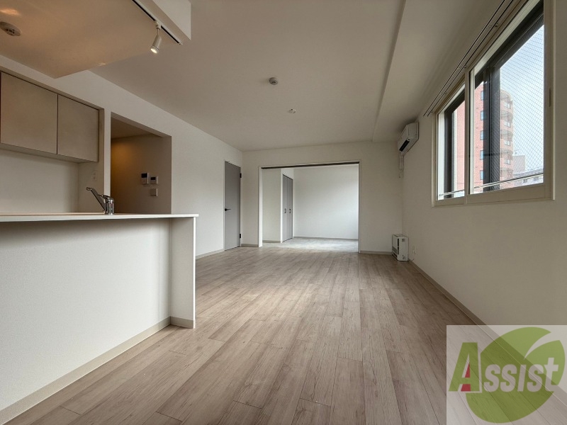 居室・リビング　木目のフローリングは落ち着きのある印象のお部屋になりますね。