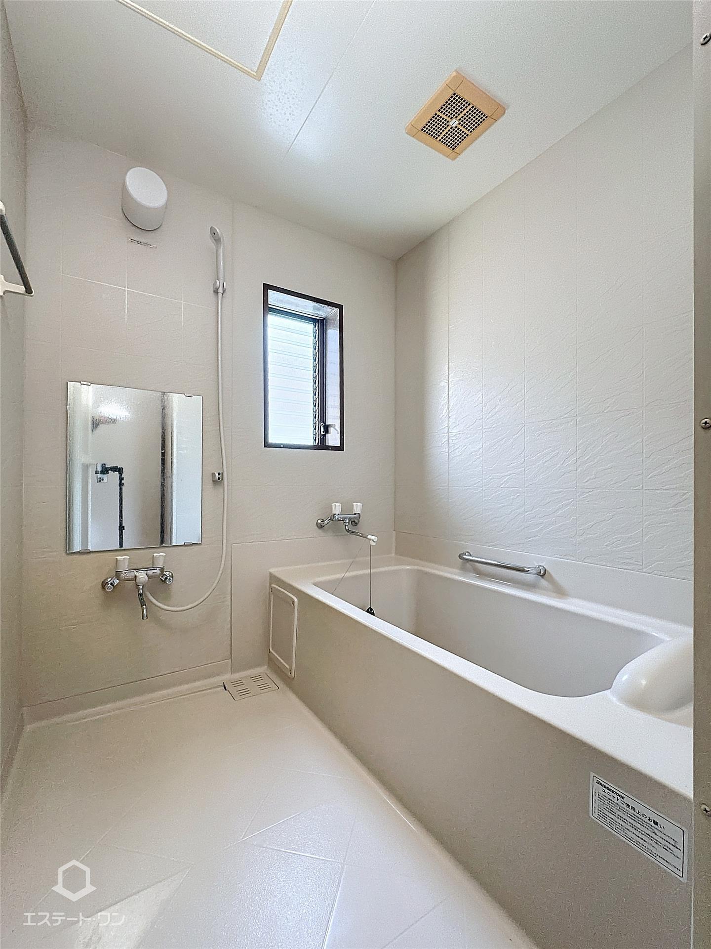 バス・シャワールーム　浴室にも窓があり換気ができて清潔に保てます◎