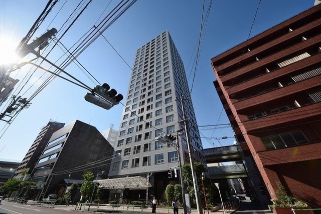 【港区三田のマンションの建物外観】