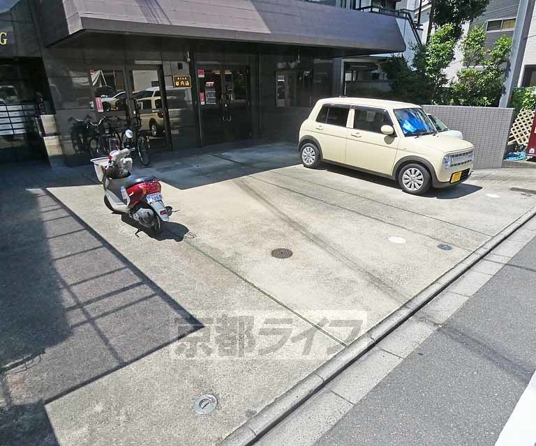 【京都市上京区稲葉町のマンションの駐車場】