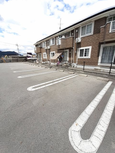 【和気郡和気町日室のアパートの駐車場】