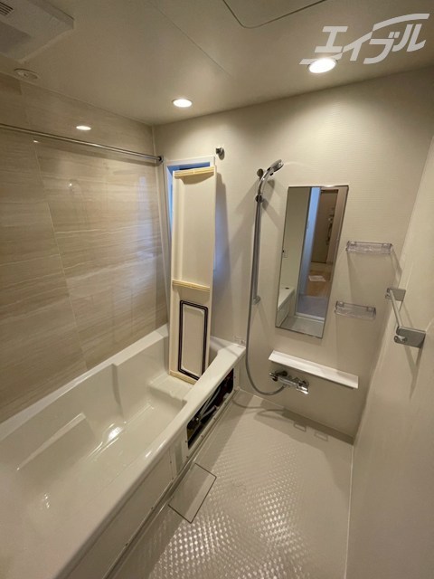 バス・シャワールーム　広いバスルームです
