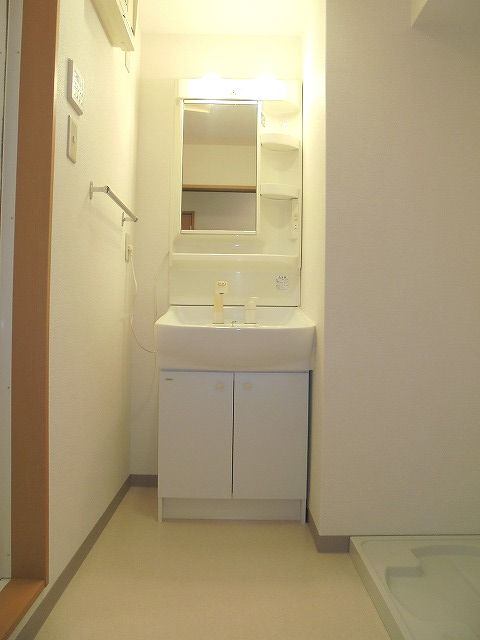 洗面設備　独立洗面化粧台が付いています