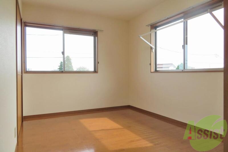 居室・リビング　こちらは南と東向き２面採光のリビングスペースです